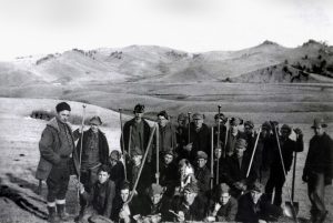 civilian_conservation_corps_fence_crew_at_glass_buttes_from_gap_ranch_ccc_camp_9824909823